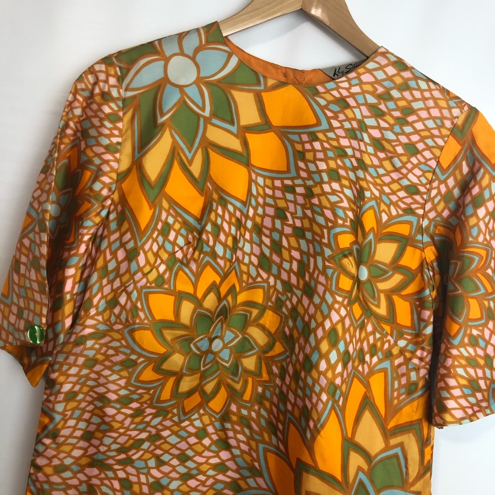 Sz M- Silver vintage 70s floral blouse back button Short sleeve